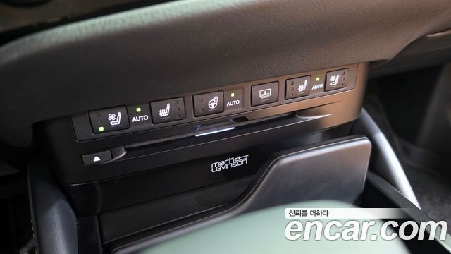 Lexus ES 2022 — photo 32