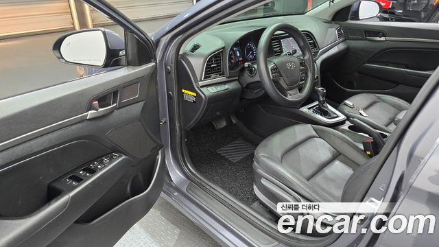 Hyundai AVANTE 2018 — photo 13