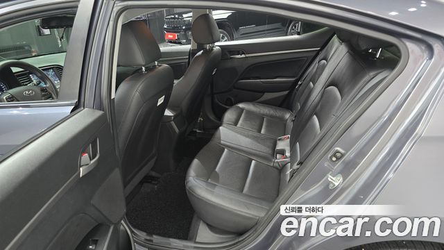 Hyundai AVANTE 2018 — photo 18