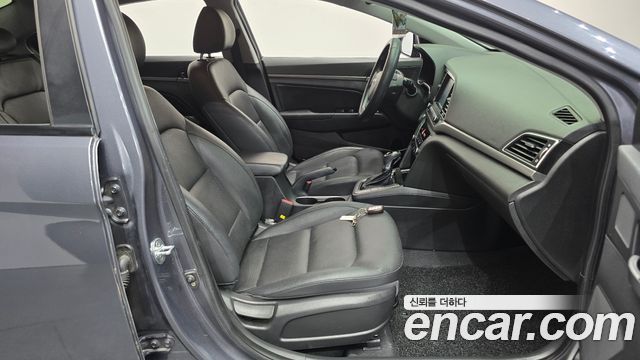 Hyundai AVANTE 2018 — photo 16