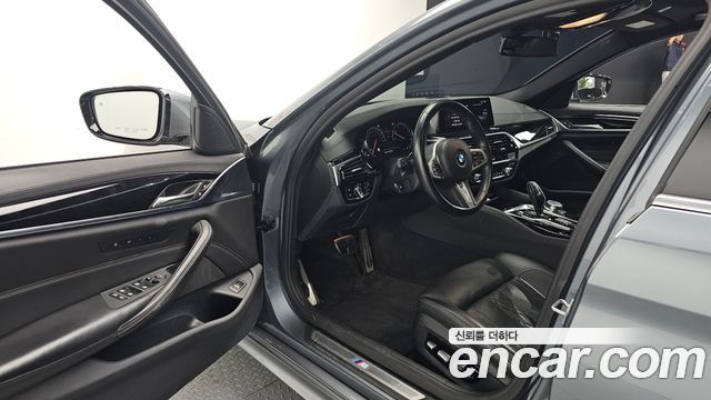 BMW 5-Series 2018 — photo 13