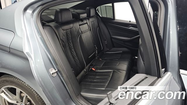 BMW 5-Series 2018 — photo 18