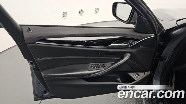 BMW 5-Series 2018 — photo 14
