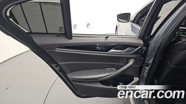 BMW 5-Series 2018 — photo 15