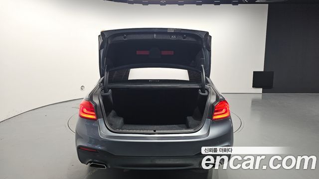 BMW 5-Series 2018 — photo 30
