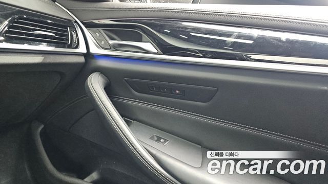 BMW 5-Series 2018 — photo 31