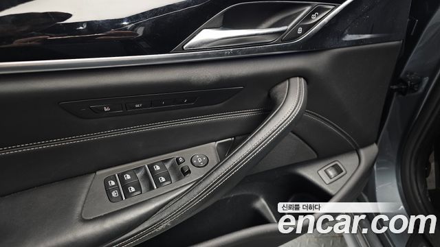 BMW 5-Series 2018 — photo 34