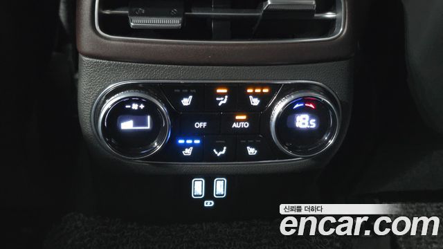Genesis GV70 2021 — photo 32