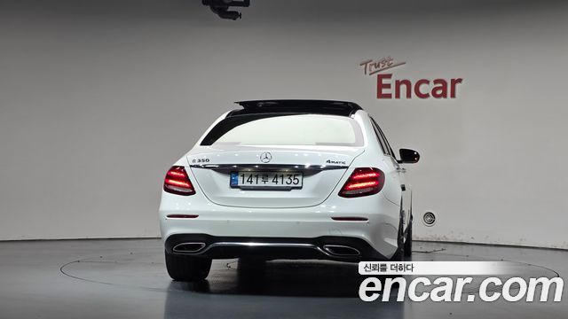 Mercedes-Benz E-Class 2020 — photo 4