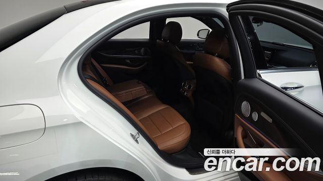 Mercedes-Benz E-Class 2020 — photo 18