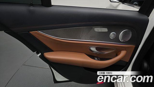 Mercedes-Benz E-Class 2020 — photo 15