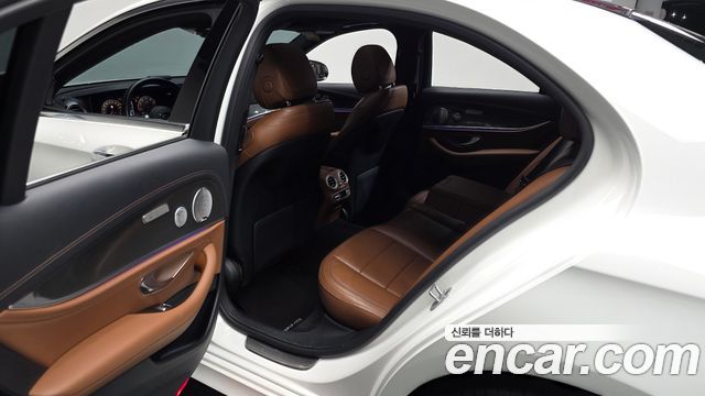 Mercedes-Benz E-Class 2020 — photo 16