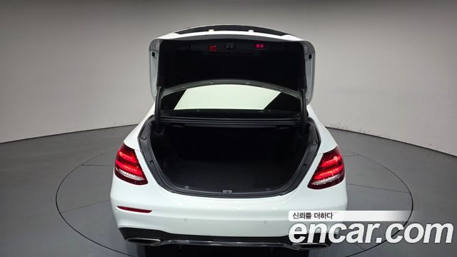 Mercedes-Benz E-Class 2020 — photo 37