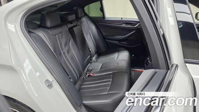BMW 5-Series 2023 — photo 18