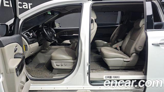 Kia Canival 2019 — photo 17