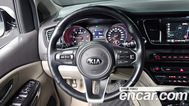 Kia Canival 2017 — photo 19