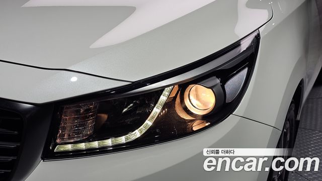 Kia Canival 2017 — photo 8