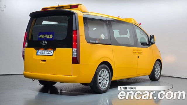 Hyundai Staria 2025 — photo 2