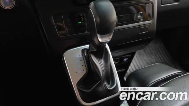 Hyundai Staria 2025 — photo 12