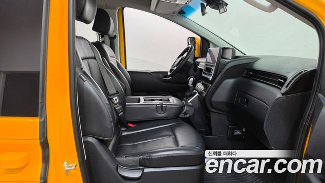 Hyundai Staria 2025 — photo 16
