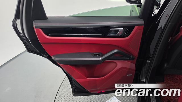 Porsche Cayenne 2021 — photo 15