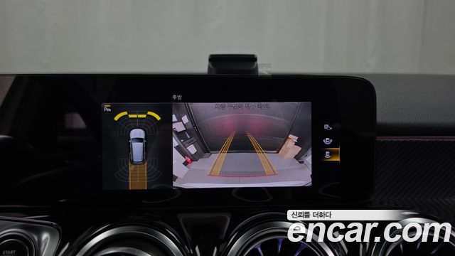 Mercedes-Benz GLB-Class 2022 — photo 15