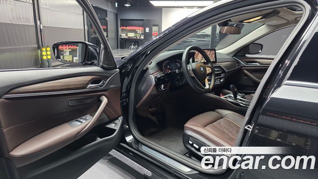 BMW 5-Series 2022 — photo 10