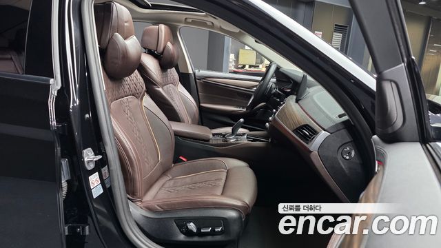 BMW 5-Series 2022 — photo 11