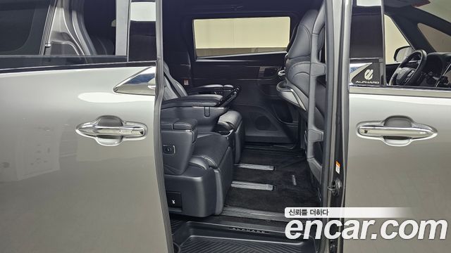 Toyota Alphard 2024 — photo 17