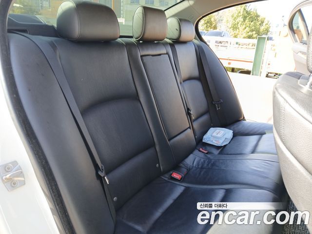 BMW 5-Series 2012 — photo 14