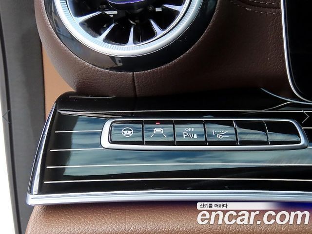 Mercedes-Benz E-Class 2019 — photo 13