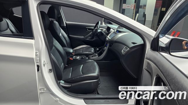 Hyundai AVANTE 2013 — photo 17