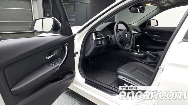 BMW 3-Series 2018 — photo 10