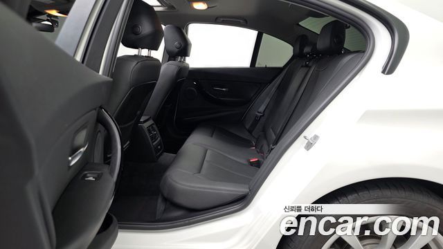 BMW 3-Series 2018 — photo 12