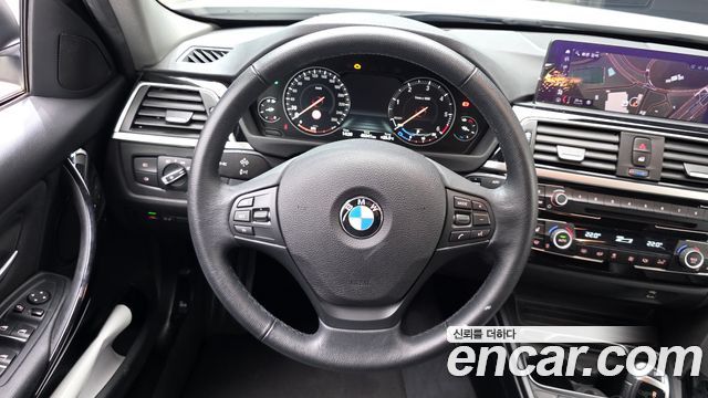 BMW 3-Series 2018 — photo 13