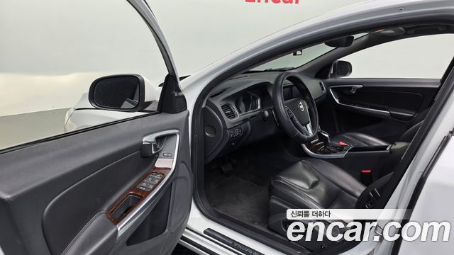 Volvo S60 2017 — photo 13
