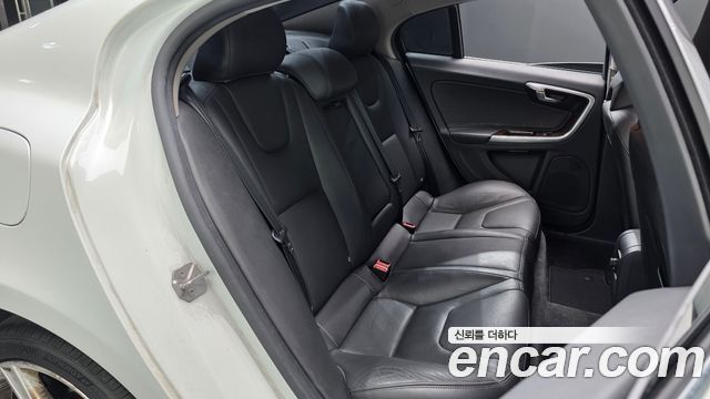 Volvo S60 2017 — photo 17