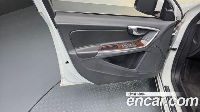 Volvo S60 2017 — photo 14