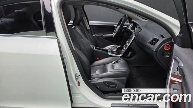 Volvo S60 2017 — photo 16