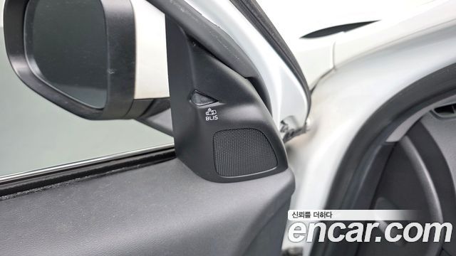 Volvo S60 2017 — photo 31