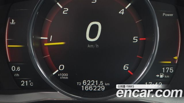 Volvo XC60 2017 — photo 8
