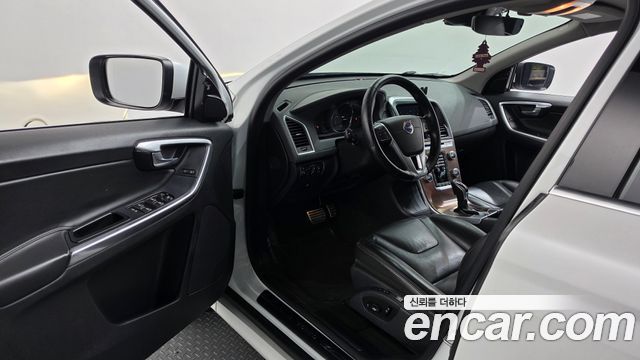 Volvo XC60 2017 — photo 10