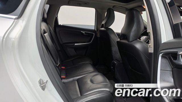 Volvo XC60 2017 — photo 12