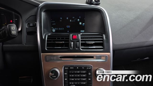 Volvo XC60 2017 — photo 14
