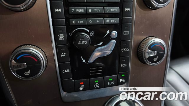 Volvo XC60 2017 — photo 16