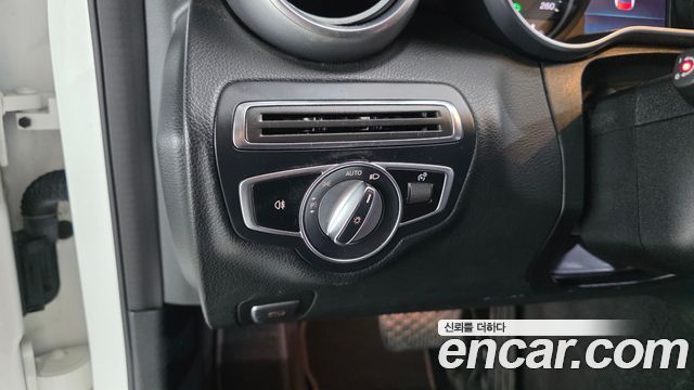 Mercedes-Benz C-Class 2019 — photo 18