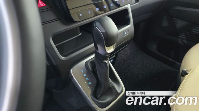 Hyundai Staria 2025 — photo 12