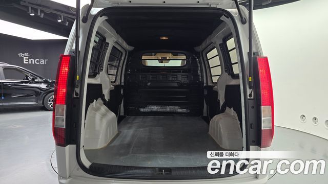 Hyundai Staria 2025 — photo 23
