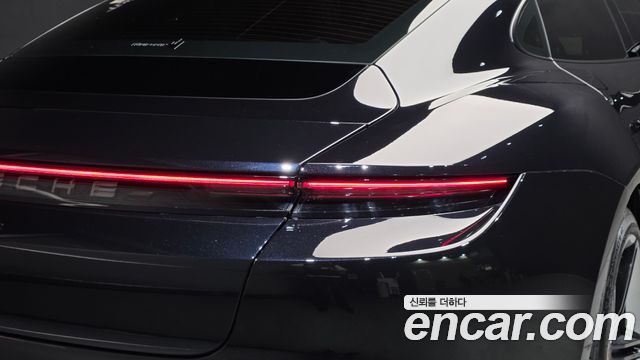 Porsche Taycan 2024 — photo 9