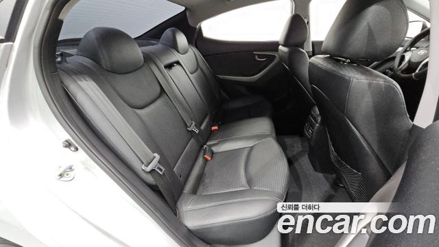 Hyundai AVANTE 2015 — photo 17